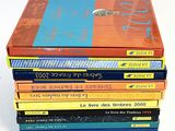 plusieurs livres empilés sur une surface blanche