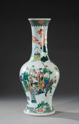 un vase blanc orné d'un motif vert et rouge