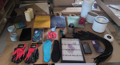 une table sur laquelle se trouvent de nombreux objets et une tasse de café posée sur la table