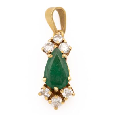 pendentif en émeraude et diamant sur fond blanc
