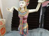une statue représentant une femme debout sur une table