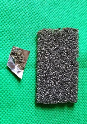 un petit morceau de substance noire à côté d'un petit morceau de substance noire