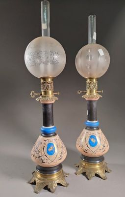 une paire de lampes à huile anciennes ornées de motifs bleus et blancs
