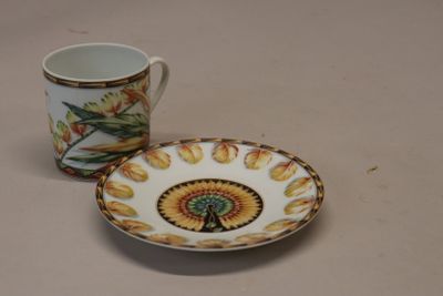 une tasse à café et sa soucoupe posées sur une table
