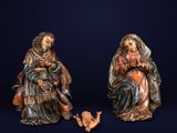 deux statues représentant un homme et une femme assis l'un à côté de l'autre