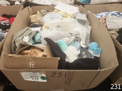 une boîte en carton remplie d'articles pour bébé dans une pièce