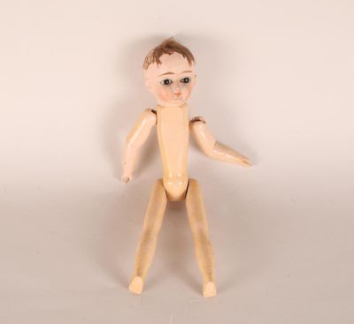 Poupée en bois, tête et chevelure peintes, yeux de verre, co…