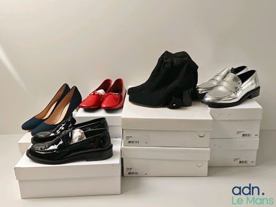 plusieurs paires de chaussures pour femmes posées sur des cartons
