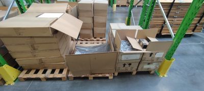 Ensemble de 16 palettes de luminaires et composants pour fab… - Photo 1