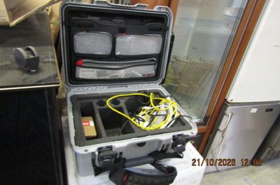 une valise contenant tout un tas de fils