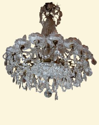 Imposant lustre à pampilles , avec coupe centrale et coupell…