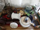 une boîte remplie d'objets assortis posée sur une table