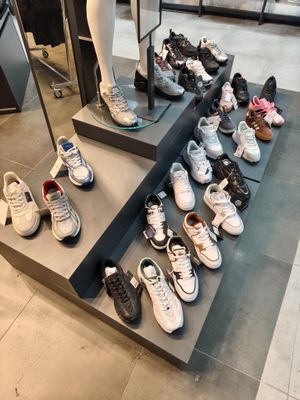 de nombreuses paires de chaussures exposées dans un magasin de chaussures