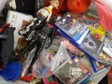 un panier rempli de jouets et de DVD posé sur une table
