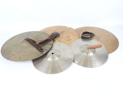 trois cymbas et une paire de crampons sur fond blanc