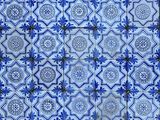 un gros plan sur un mur carrelé de bleu et blanc, composé de carreaux bleus et blancs
