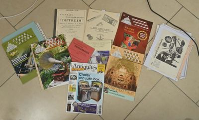 un grand nombre de livres posés sur le sol