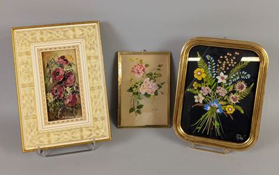 trois photos de fleurs encadrées sont exposées dans un cadre doré