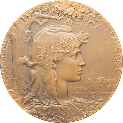 l'image d'une médaille d'or sur laquelle figure le visage d'une femme