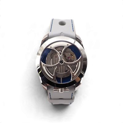 gros plan d'une montre sur une surface blanche