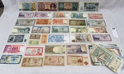 de nombreux billets de banque de différents types disposés sur une table