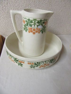 une tasse et une soucoupe posées sur une assiette, sur une table