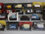la boîte contient de nombreux modèles différents de camions miniatures