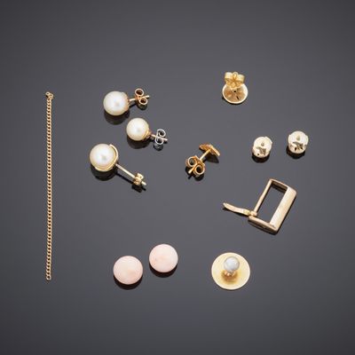 une collection de boucles d'oreilles en or et en perles ainsi qu'une chaîne