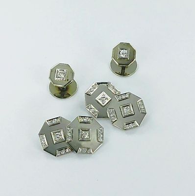 trois boutons en métal argenté sertis de diamants, sur un fond blanc