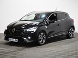 une Renault C-Cross noire garée sur un sol à damier