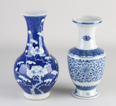 une paire de vases bleus et blancs ornés de fleurs