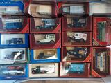 de nombreux types de voitures-jouets dans une vitrine