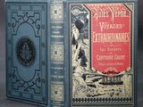 un vieux livre à la couverture rouge posé sur une table