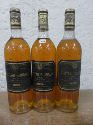 trois bouteilles de vin posées sur une table l'une à côté de l'autre