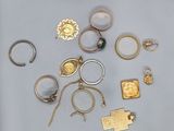 beaucoup de bagues en or et d'autres bijoux sur la table
