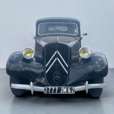 une voiture de collection garée dans un garage