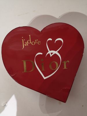 une boîte rouge en forme de cœur sur laquelle est inscrit le mot « Dior »