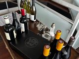plusieurs bouteilles de vin posées sur une table en bois