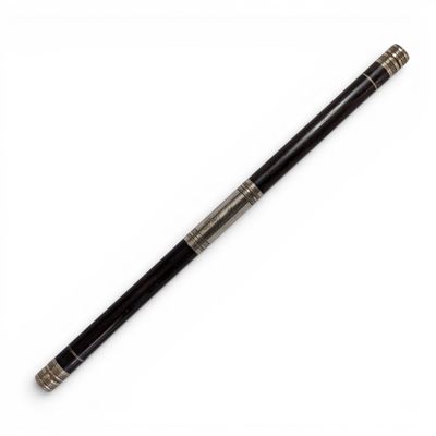 une image représentant un stylo noir et argenté posé sur une surface blanche