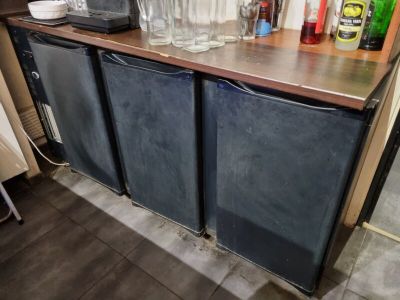 un petit bar sur lequel sont posées de nombreuses bouteilles