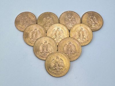 beaucoup de pièces d'or sur la table