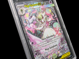 gros plan d'une carte pokemon dans un étui en plastique