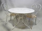 une table et des chaises blanches posées sur un sol blanc