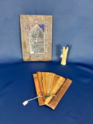 Un lot "Asie", comprenant une petite sculpture en os, un liv…