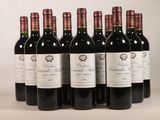 six bouteilles de vin rouge sont alignées