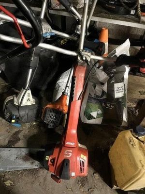 de nombreux outils qui traînent par terre dans le garage