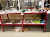 une étagère rouge sur laquelle sont posés tout un tas d'objets