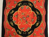 une écharpe rouge et noire ornée d'oiseaux et de fleurs