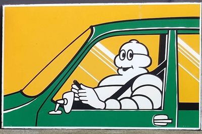tableau représentant un homme au volant d'une voiture verte, sur fond jaune