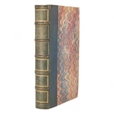 un vieux livre posé sur une surface blanche